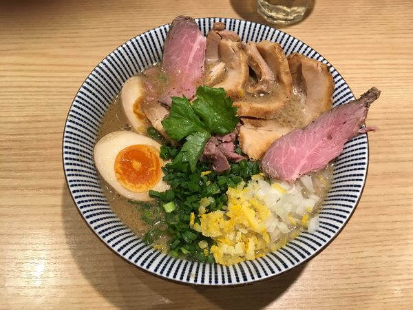 「ラム煮干中華そば全部のせ」@自家製麺 MENSHO TOKYOの写真