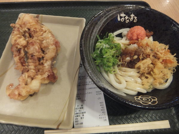 「明太おろししょうゆ小300円・げそ天170円(定期券で無料)」@はなまるうどん 新千歳空港店の写真