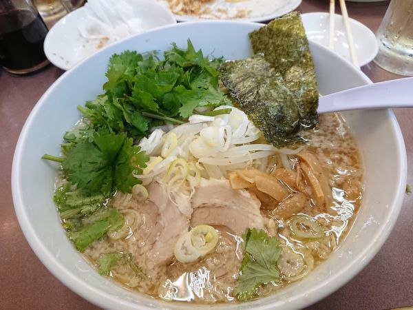 「ハッスルパクチーラーメン780円＋ハッスルギョーザ 他」@ハッスルラーメンホンマ 錦糸町店の写真