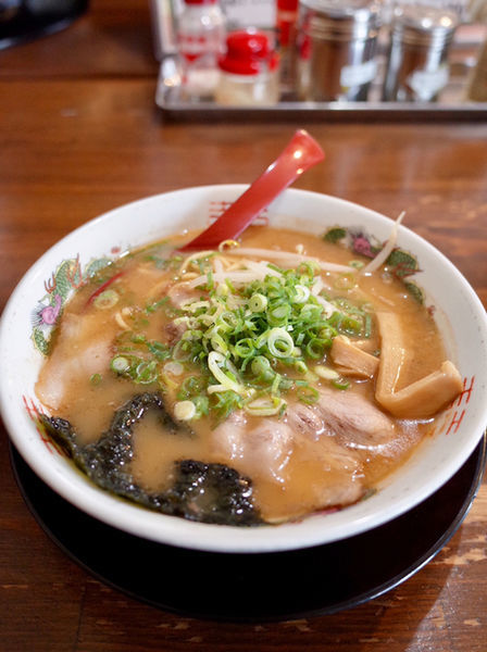 「豚骨煮干ラーメン…600円」@らーめん 楽縁の写真