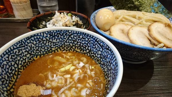 「特製濃厚魚介つけめん+大盛り+まかない丼」@豚骨一燈 立川の写真
