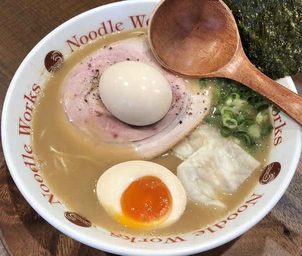 「ラーメン＋真っ赤な味玉（￥660＋￥100）」@Noodle Works -BALI- 藤沢店の写真