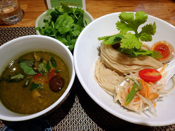 「【期間限定】あべどりとハーブのグリーンカレーつけ麺＋パクチー」@生粋 花のれんの写真