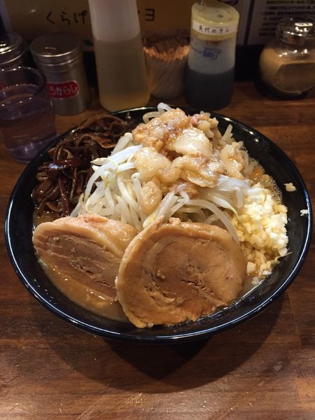 「らーめん小(全マシ)＋豚1枚と生卵」@ガチ盛りラーメン アオイローの写真