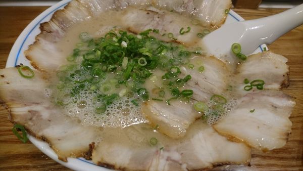 「チャーシュー麺＋替え玉」@博多ラーメン でぶちゃん 高田馬場本店の写真