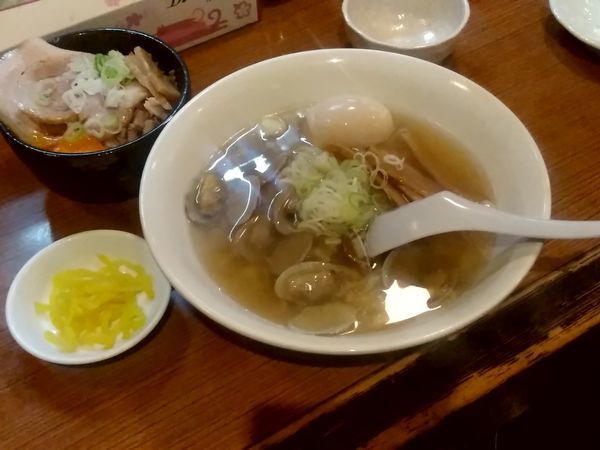 「あさりらーめん(並盛)830円＋半チャーシュー丼300円」@手打ちらーめん はやぶさの写真