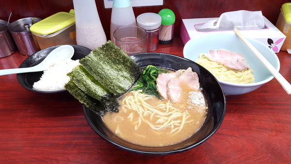 「ラーメン中盛(750円)+ライス(無料)」@横浜ラーメン武蔵家 菊名店の写真