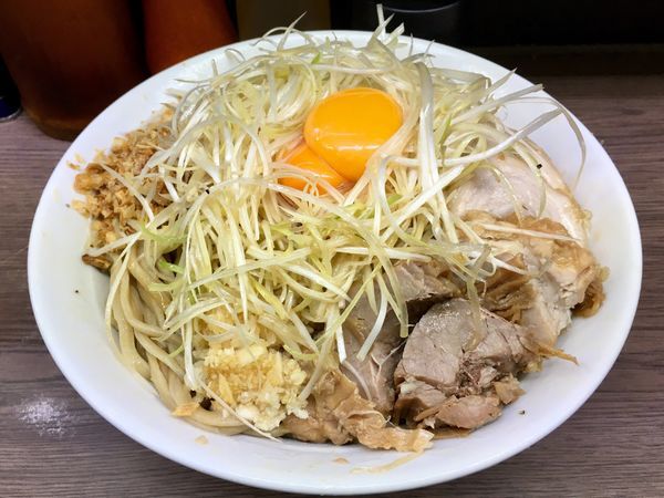 「大豚＋汁なし＋ネギ＋生卵」@ラーメン二郎 横浜関内店の写真