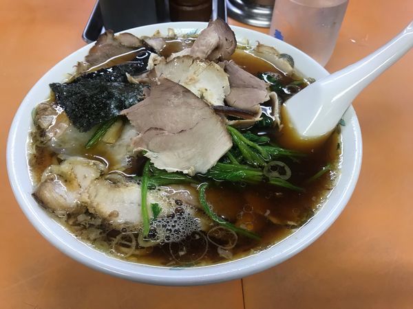 「青島チャーシュー＋自家製チャーシュー＋茹でほうれん草」@青島食堂 宮内駅前店の写真