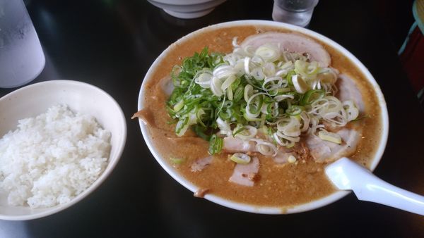「みそチャーシュー麺ギタギタ大盛り薬味多め麺硬め」@こってりラーメン さるたけの写真