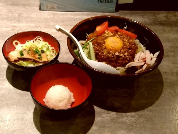 「四川風まぜそば(中盛・250g)750円＋まかない丼150円」@麺処 湊生の写真