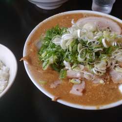 みそチャーシュー麺ギタギタ大盛り薬味多め麺硬め