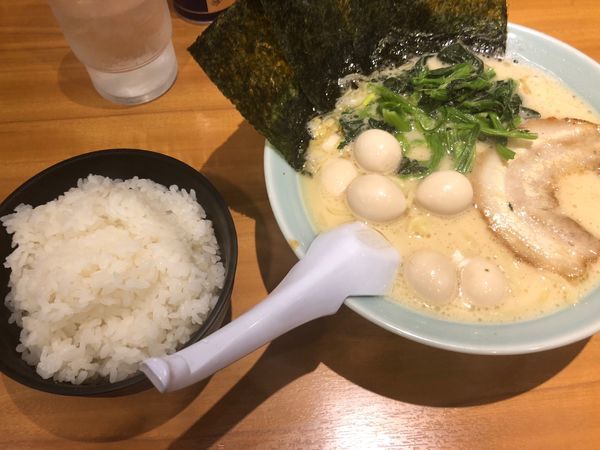 「醤油ラーメン うずら」@横浜家系ラーメン 船橋 魂心家の写真