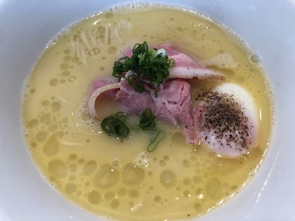 「白トリュフオイル香る鶏白湯麺 1080円 日替わりお肉ご飯330」@らーめんMAIKAGURAの写真