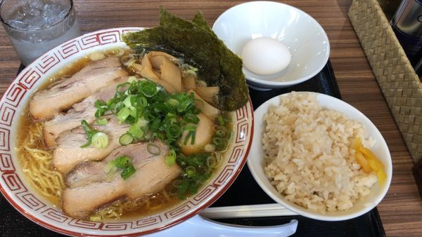 「特選わだそば（大盛りサービス）＋セルフ盛りライス＋（生卵）」@わだ屋の写真