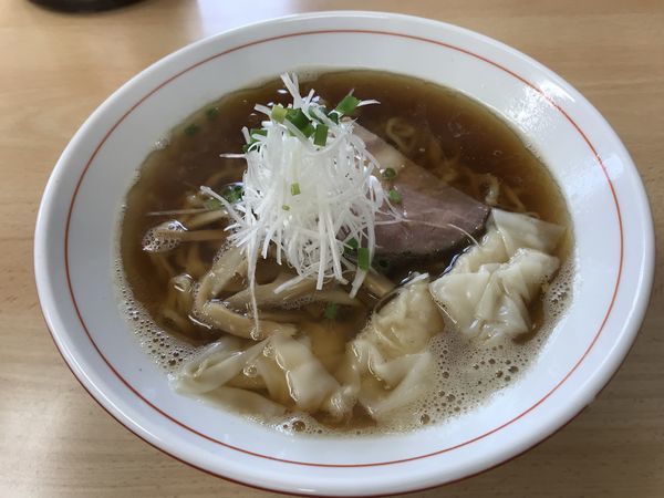 「煮干し醤油ら～麺＋ワンタン」@ら〜麺 安至の写真