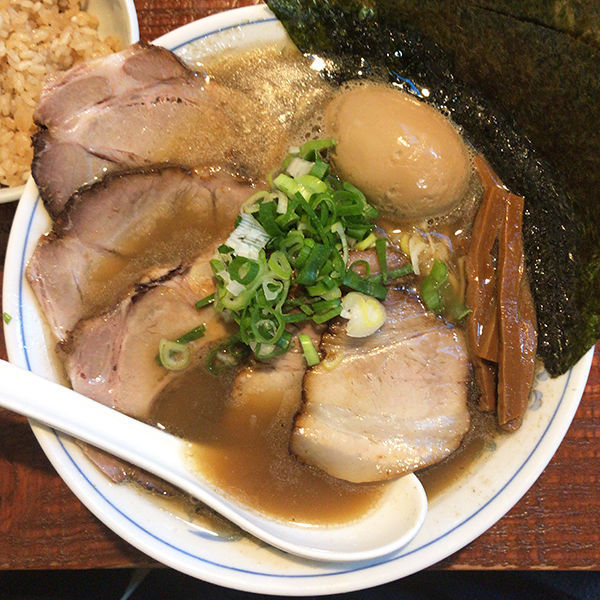 「煮干しそば全部乗せ＋煮干しごはん（サービス）」@初代青樹の写真