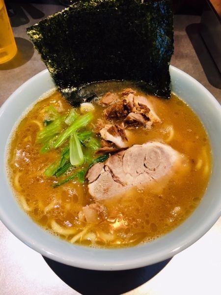 「ラーメン（並） 700円　麺カタメ」@とんこつラーメン 藤参の写真