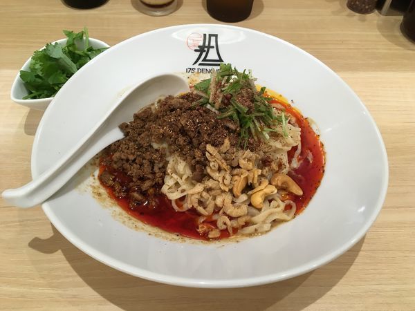 「汁なし担担麺すごくシビれる ＋パクチー ＋エビス黒小瓶」@175°DENO担担麺 TOKYOの写真