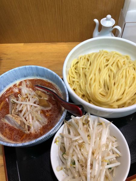 「辛味噌つけ麺880円 野菜増し無料 ピリ辛ほぐし豚200円 レモ」@味噌麺処 花道庵の写真