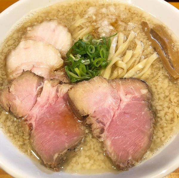 「背脂煮干し大盛り 900円 焼豚ハーフトッピング130円 瓶ビー」@麺や 花よの写真