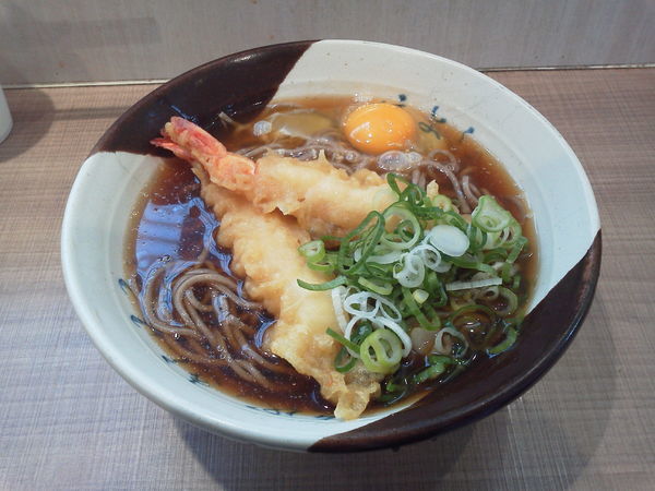 「海老天玉子入りそば 620円」@名代きしめん 住よし JR名古屋駅5・6番ホーム店の写真