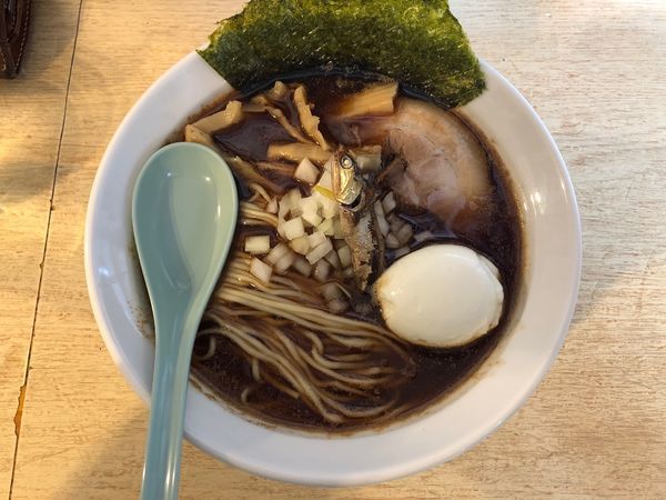 「焙煎煮干しそば＋崩れ味玉」@青春餃子の写真