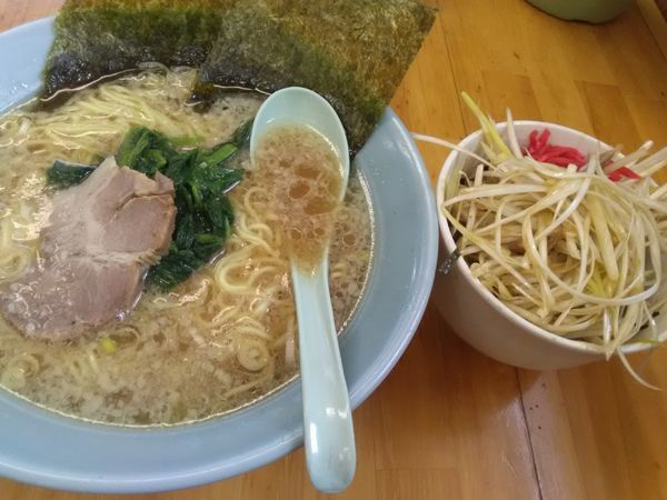 「ラーメン麺硬め油多め金曜は350円　ネギ丼200円」@ラーメンショップ 野田店の写真