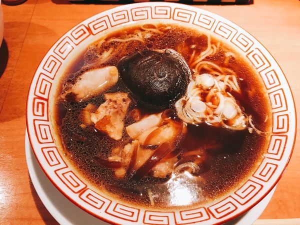 「豚足ほぐしチャーシューラーメン&鶏もも炊き込みごはん1000円」@食堂酒場 Graciaの写真