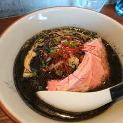 烏賊墨と煮干しそば