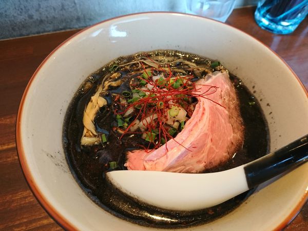 「烏賊墨と煮干しそば」@中華蕎麦 志の写真