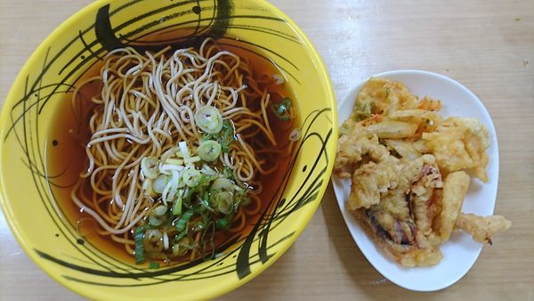 「ぬるいそば＋ばら天ミックス（１００円）＝３８０円」@Y'z Katoの写真