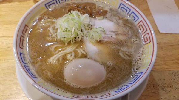 「鶏煮干しラーメン　味玉トッピング」@麺匠 胡桃の写真