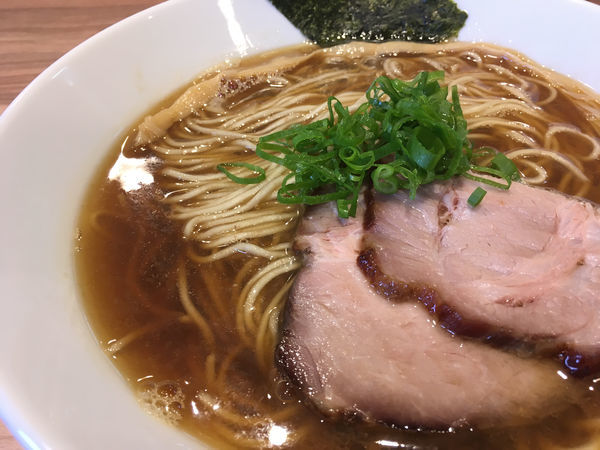 「醤油らーめん 大盛り」@らーめん にじいろの写真