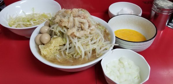 「小ラーメン、生卵、うずら、玉ねぎ、味ネギ」@ラーメン二郎 茨城守谷店の写真