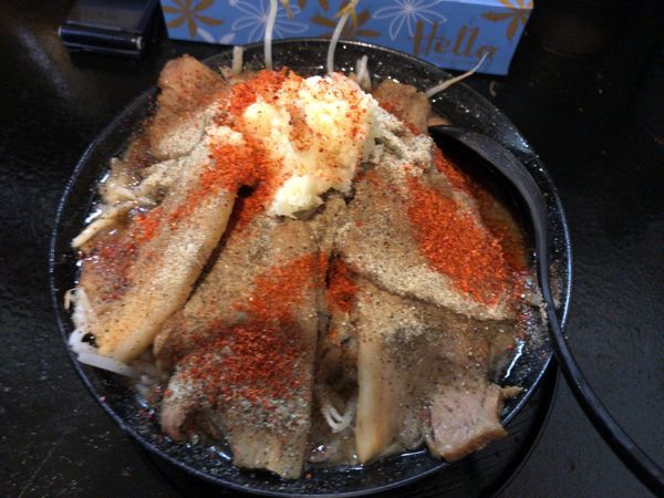 「ラーメン 中 700円＋豚ダブル 200円」@自家製太麺 ドカ盛 マッチョ 三ノ宮店の写真