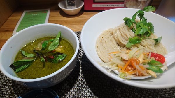 「あべどりとハーブのグリーンカレーつけ麺」@生粋 花のれんの写真