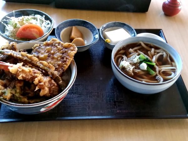「野菜天丼セット(温かいうどん)930円」@そば処 石うすの写真