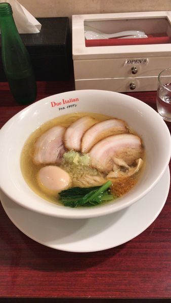 「黄金の塩 らぁ麺」@黄金の塩らぁ麺 due Italian 市ヶ谷店の写真