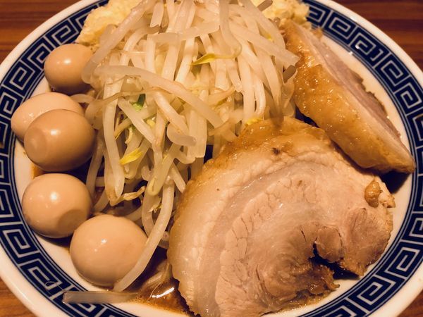 「みそらーめん＋豚１枚＋うずら＋にんにく」@びんびん豚の写真