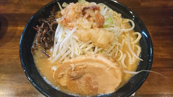「ラーメン(大)、固め、野菜、アブラ、クラゲ」@ガチ盛りラーメン アオイローの写真