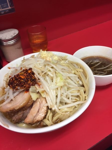 「小ラーメン 750円＋SS（汁すて）50円 ニンニク・エビ油」@ラーメン二郎 千住大橋駅前店の写真