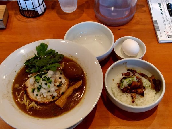 「スキヤキ風煮干しそば(大盛・195g)980円」@らーめんキッチン いいづかの写真
