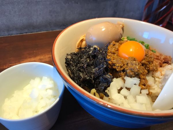 「黒板メニュー⑴CurryMAZE（+刻みタマネギ、味玉）」@中華蕎麦 志の写真