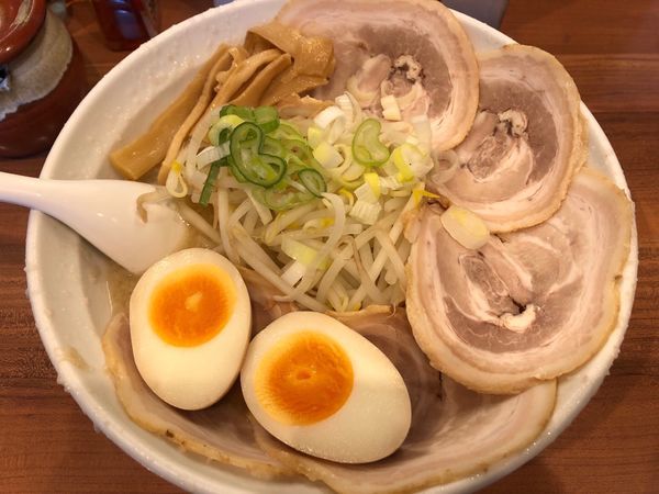 「ギタギタ味玉しょうゆ＋チャーシュー（1080円）」@こってりらーめん なりたけ 池袋店の写真