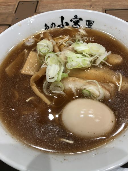 「煮干し醤油らーめん 並 ¥750+味玉 ¥100」@つけめん あの小宮の写真