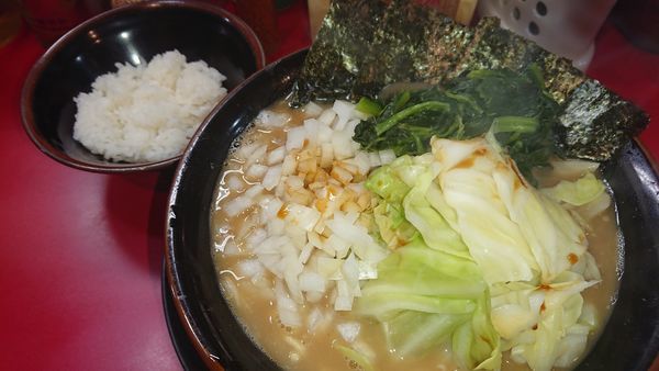 「中盛ラーメン(770円)キャベツ(100円)玉ねぎ(70円)」@家系ラーメン とらきち家の写真