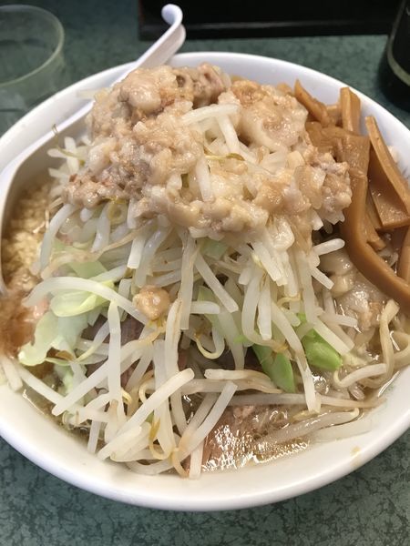 「小ラーメン、ヤサイ、ニンニク、背脂塊、メンマ」@ラーメン二郎 新宿小滝橋通り店の写真