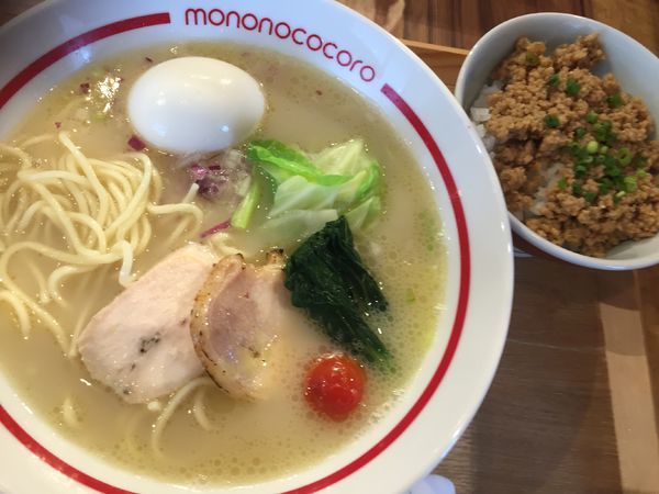 「味玉濃厚鶏白湯らーめん（930円）＋鶏そぼろ飯（350円）」@もののこころ 東松戸店の写真