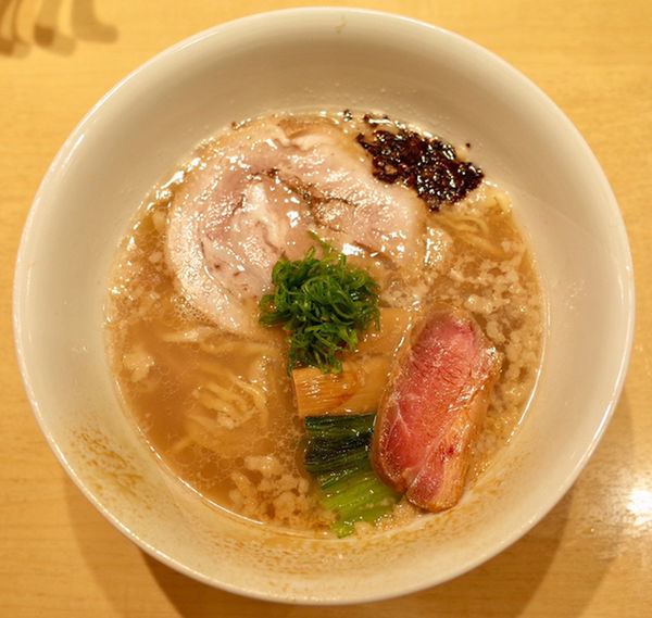 「醤油そば…1200円、名物焼売 2個…300円‬」@饗 くろ㐂の写真